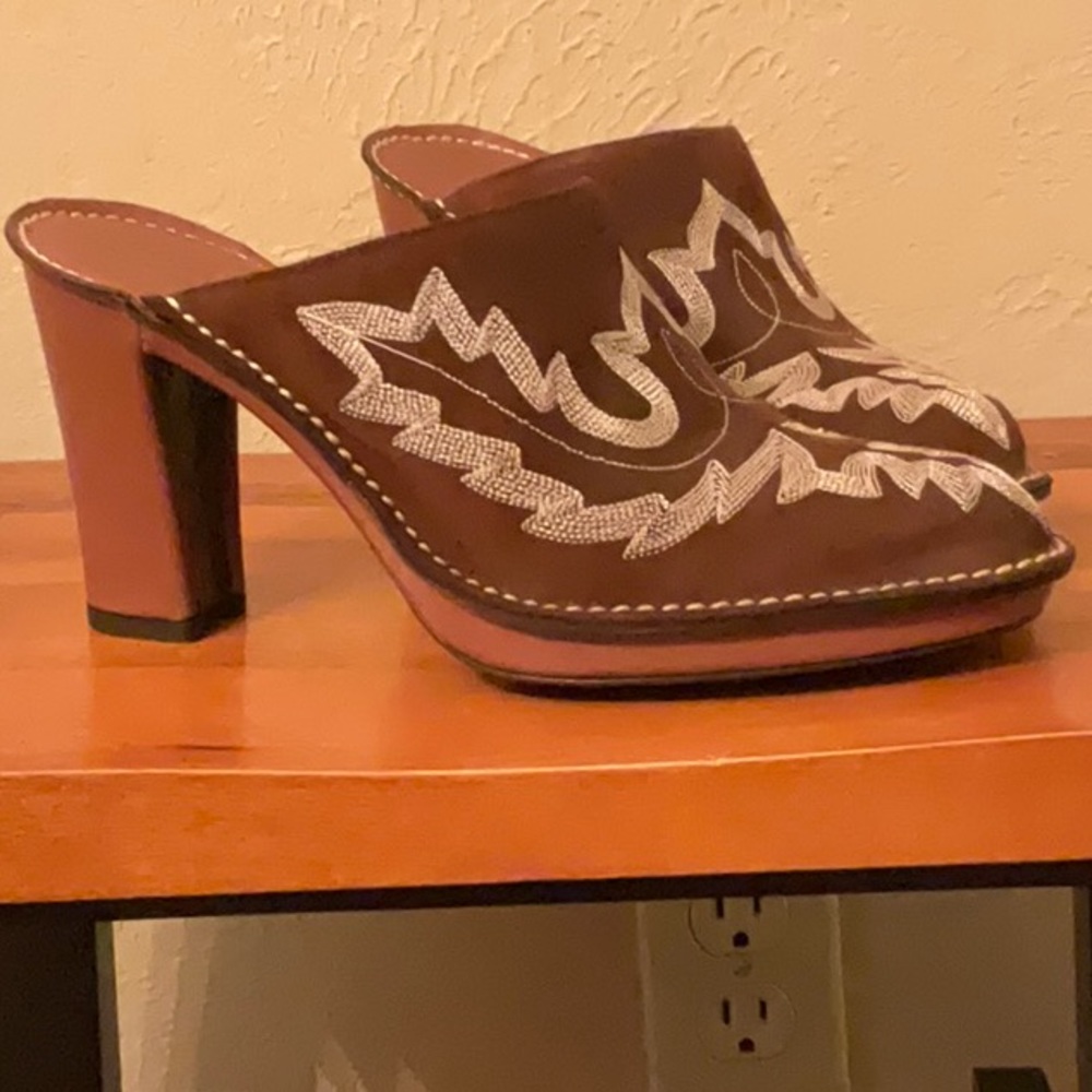 Beautiful Donald J. Pliner mules. Size 7.5 - Picture 4 of 7
